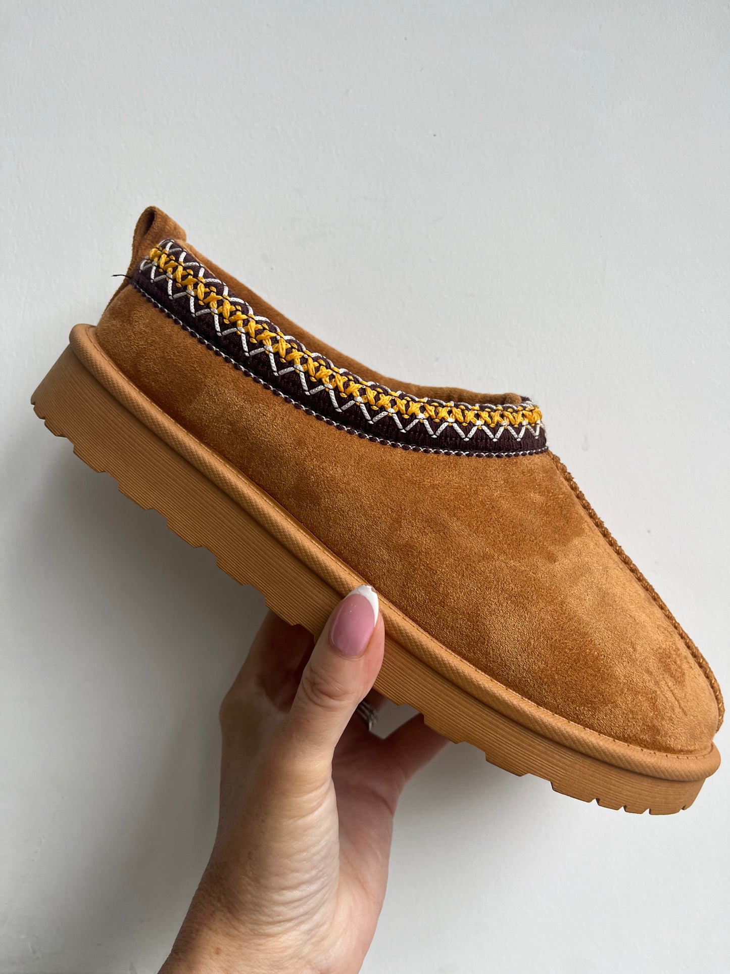TAN AZTEC LOW SLIPPERS